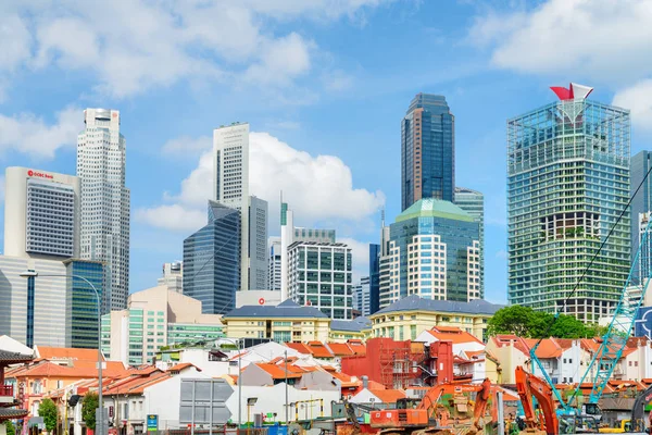 Skyscrapers of downtown and old buildings at Duxton Hill — 스톡 사진