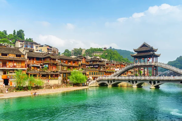 Csodálatos kilátás nyílik a Tuojiang folyóra és a festői hídra, Fenghuang — Stock Fotó