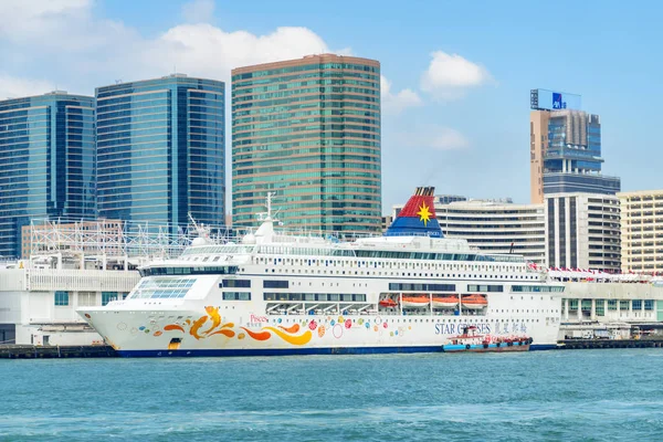 Cruise ship at Victoria Harbor in Hong Kong — Stock Photo, Image