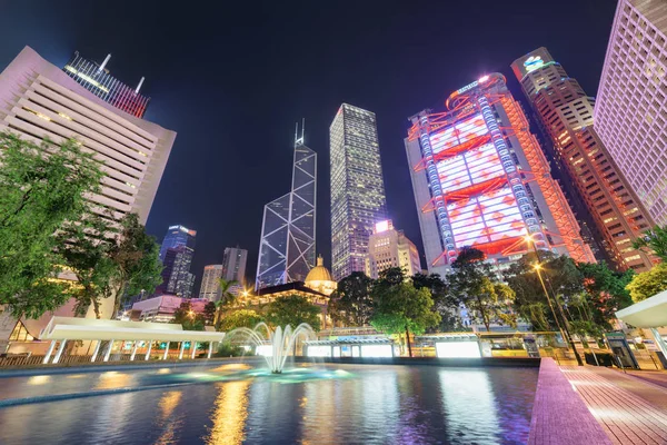 Vista noturna colorida incrível de arranha-céus em Hong Kong — Fotografia de Stock