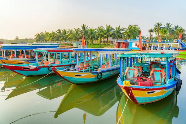 Coloridos barcos turísticos tradicionales en el río Thu Bon, Vietnam — Foto de Stock
