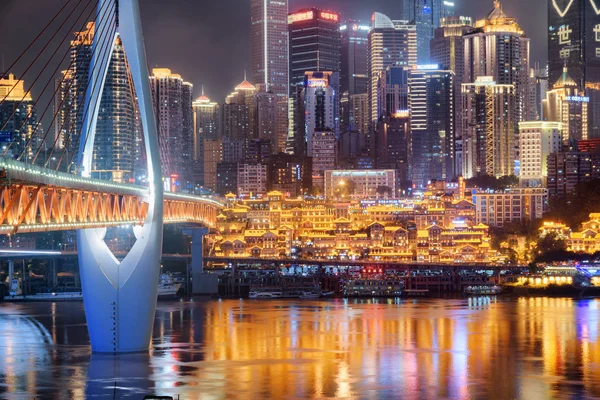 Skyskrapor, Hongyagrottan och Qianximenbron, Chongqing — Stockfoto