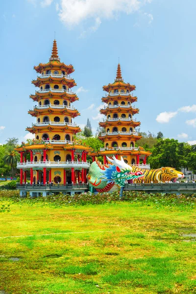 Kaohsiung 'daki Ejderha ve Kaplan Pagoda' nın muhteşem manzarası. — Stok fotoğraf