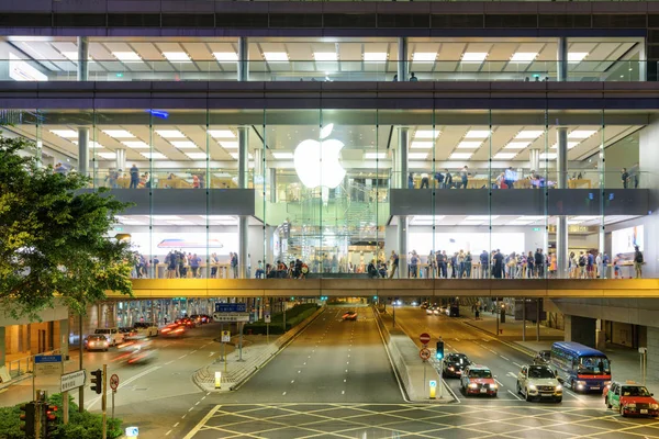 Nachtzicht van de Apple Store aan de overkant van de weg, Hong Kong — Stockfoto