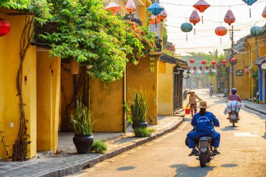 İpek fenerlerle süslenmiş harika bir cadde, Vietnam