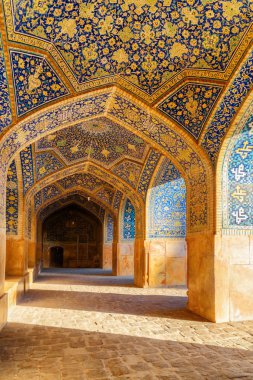 İsfahan 'daki Şah Camii' nin muhteşem kemerli geçidi.