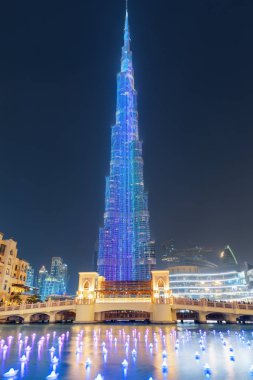 Dubai 'deki Burj Halife Kulesi' nin muhteşem gece manzarası.