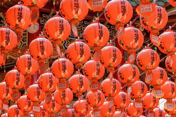 Vista panorámica de filas de faroles rojos chinos tradicionales —  Fotos de Stock
