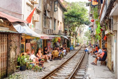 Tren bekleyen turistler ve halk, Hanoi Tren Sokağı.