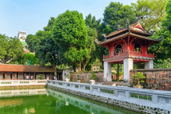 The Khue Van pavilion and the Thien Quang well, Hanoi — Stock Photo, Image