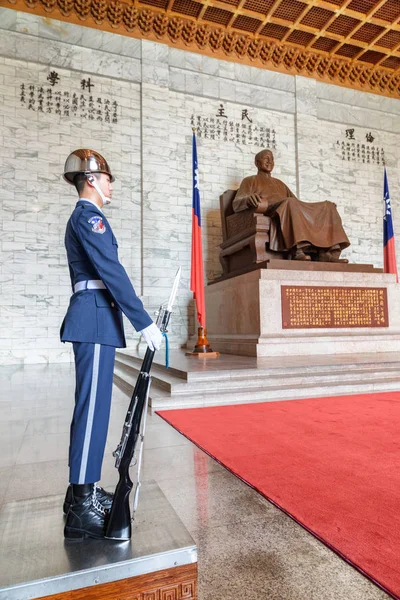 Guard and statue of Chiang Kai-shek, Taipei, Taiwan — Stock Photo, Image