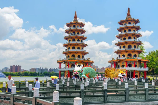 Awesome view of the Dragon and Tiger Pagodas, Kaohsiung, Taiwan — Stock Photo, Image