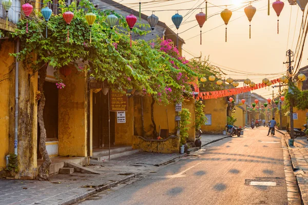 Scénická útulná ulice zdobená hedvábnými lucernami, Vietnam — Stock fotografie