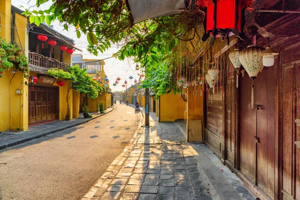 Báječný ranní pohled na ulici zdobené lucernami, Vietnam — Stock fotografie