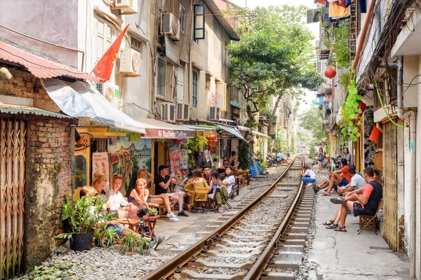 Turistas y residentes esperando un tren, la calle del tren de Hanoi — Foto de Stock