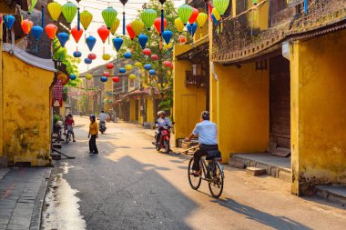 Samimi cadde ipek fenerlerle süslenmiş, Vietnam