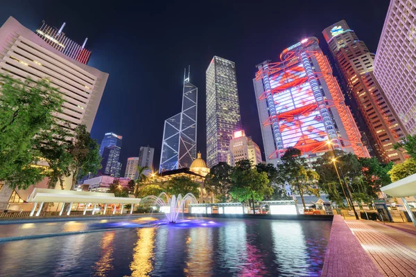 Vista noturna colorida de arranha-céus em Hong Kong — Fotografia de Stock