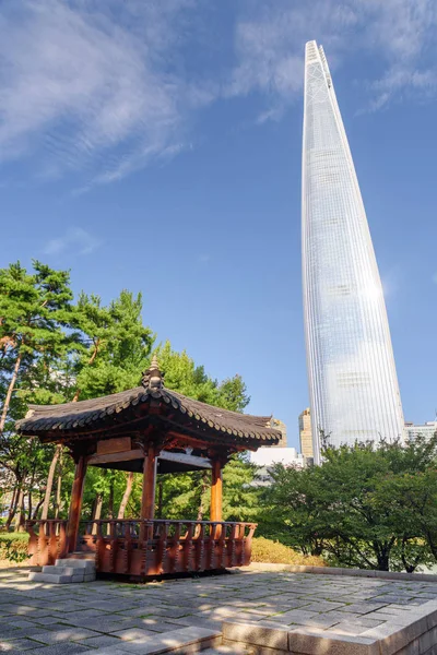 Ξύλινο περίπτερο και σύγχρονος πύργος στο κέντρο της Σεούλ — Φωτογραφία Αρχείου