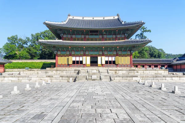 Gyönyörű kilátás nyílik Injeongjeon Hall, Changdeokgung Palace, Szöul — Stock Fotó