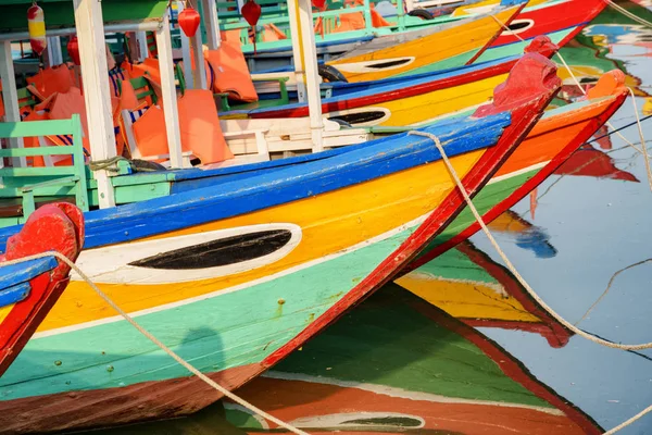 Coloridos barcos turísticos tradicionales vietnamitas de madera, Hoi An —  Fotos de Stock
