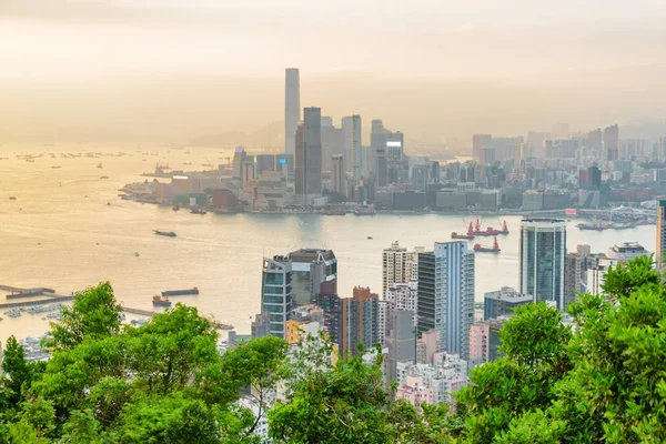 Incredibile vista sul porto di Victoria e Kowloon al tramonto — Foto Stock