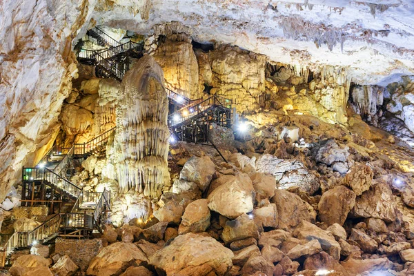 Widok drewnianych schodów prowadzących do wyjścia z Paradise Cave — Zdjęcie stockowe