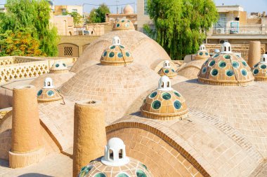 İran 'ın Kashan kentindeki Sultan Amir Ahmad Hamamı' nın manzaralı çatısında gözlüklü kubbelerin inanılmaz manzarası. Geleneksel İran hamamı. Muhteşem Pers mimarisi.
