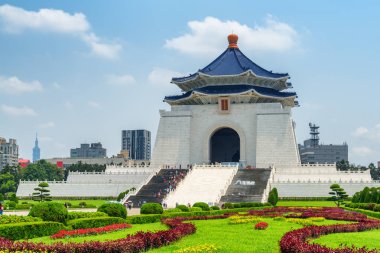 Tayvan 'ın Taipei kentindeki Özgürlük Meydanı' ndaki Ulusal Chiang Kai-shek Anıt Salonu 'nun muhteşem manzarası. Anma salonu, Asya 'nın ünlü bir ulusal anıtı, dönüm noktası ve popüler turistik merkezidir..