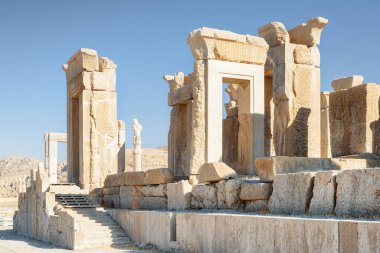 İran 'ın Persepolis kentindeki mavi gökyüzü arka planındaki Tachara Sarayı' nın muhteşem manzarası. Achaemenid İmparatorluğu 'nun törensel başkentindeki kalıntıların en el değmemiş olanı. Antik Pers şehri.