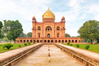 Delhi, Hindistan 'daki Safdarjung' un Mezarı 'nın muhteşem manzarası. Güzel kırmızı kumtaşı mozolesi. Muhteşem Babür mimarisi. Mezar Güney Asya 'nın popüler bir turistik merkezidir..