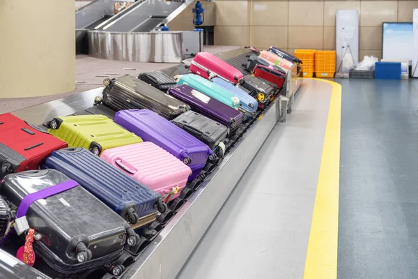 Bright Multicolored Suitcases Luggage Conveyor Belt Arrival Area Passenger Terminal — Stock Photo, Image