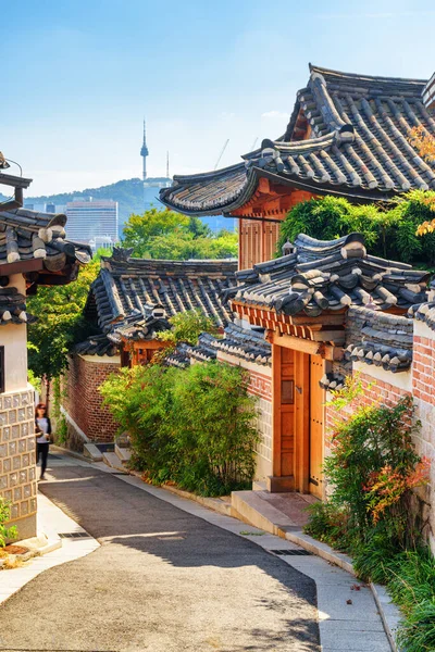 韩国首尔Bukchon Hanok村风景秀丽的狭窄街道和韩国传统住宅 南山的首尔塔在蓝天背景上是可见的 美丽的城市景观 — 图库照片