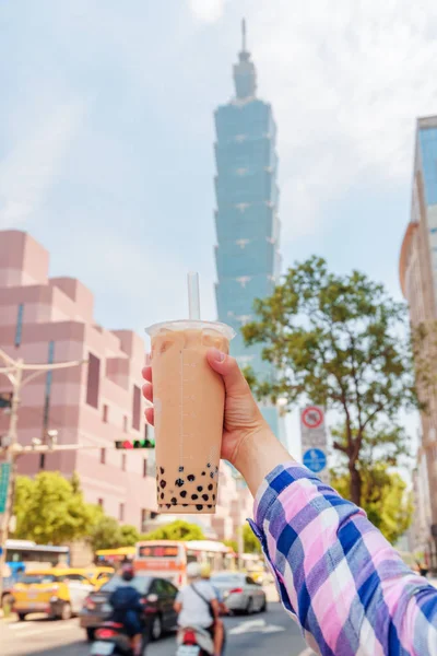 Female Hand Holding Traditional Taiwanese Bubble Milk Tea Downtown Taipei — Stock Photo, Image