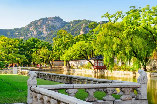 Vista Impressionante Lago Artificial Jardim Verde Palácio Gyeongbokgung Seul Coreia — Fotografia de Stock