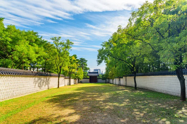 Increíble Vista Del Jardín Verde Pintoresca Puerta Del Palacio Gyeongbokgung —  Fotos de Stock