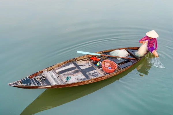 Impressionante Vista Superior Mulher Vietnamita Chapéu Tradicional Barco Madeira Verificando — Fotografia de Stock