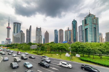 Şangay, Çin - 31 Ekim 2015: Century Bulvarı ve Pudong Yeni Bölgesi 'ndeki Doğu İnci Kulesi' nin (Lujiazui) muhteşem manzarası. Şehir merkezindeki gökdelenler. Şangay 'da gündüz trafiği.