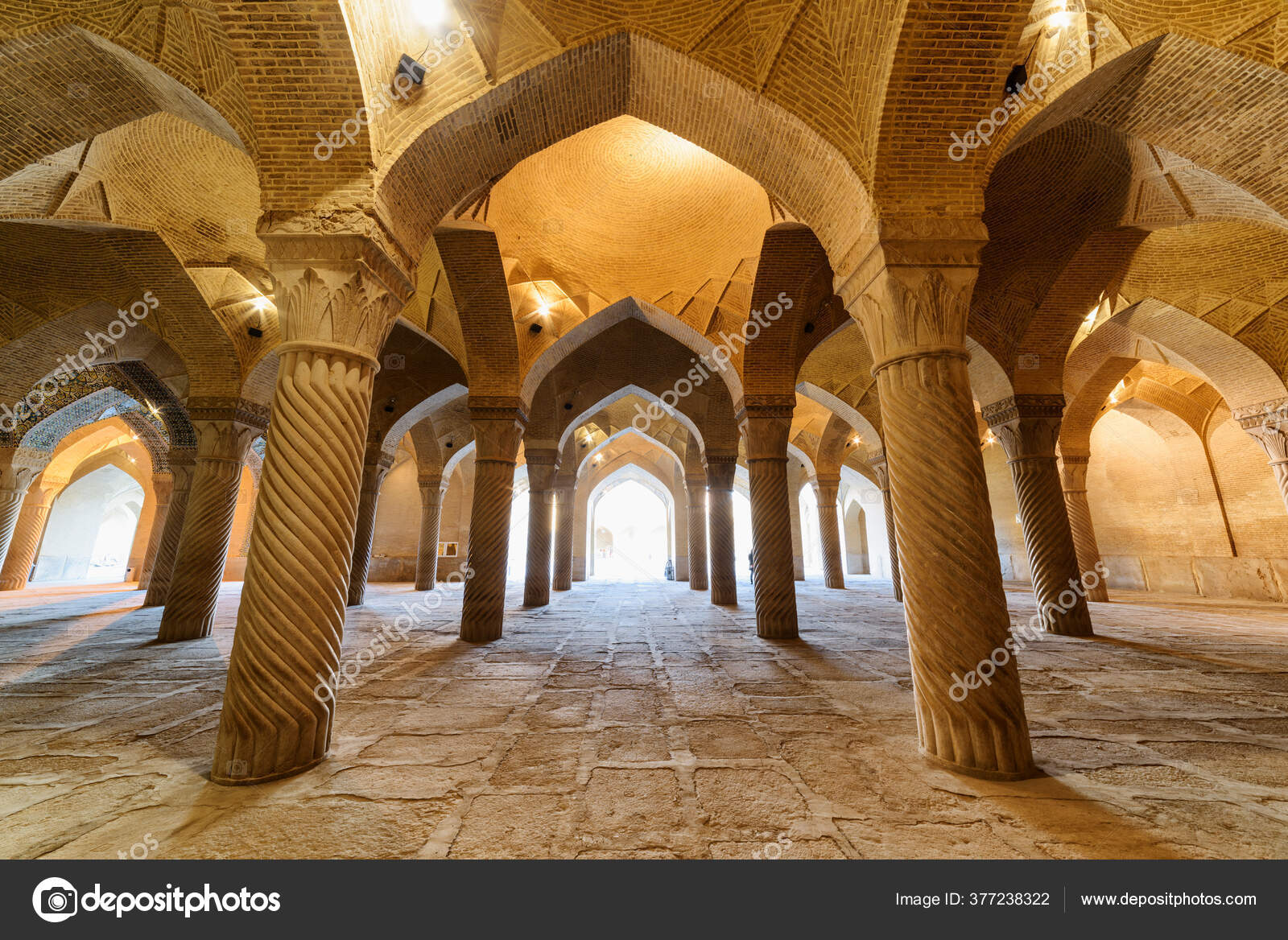Wonderful Vaulted Ceiling Amazing Carved Columns Hypostyle Hall Vakil  Mosque — Stock Editorial Photo © efired #377238322, image size:1600x1168