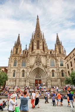 Barselona, İspanya - 21 Ağustos 2014: Kutsal Haç Katedrali ve Aziz Eulalia 'nın muhteşem cephesi. Harika bir dış görünüş. Barselona Katedrali Avrupa 'nın popüler bir turistik merkezidir..