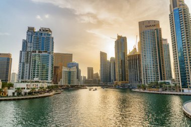 Dubai, Birleşik Arap Emirlikleri - 2 Kasım 2018: Gün batımında Dubai Marina 'nın muhteşem manzarası. Manzaralı yapay kanallar ve yüksek binalar. Dubai, BAE 'nin popüler bir turizm merkezidir..
