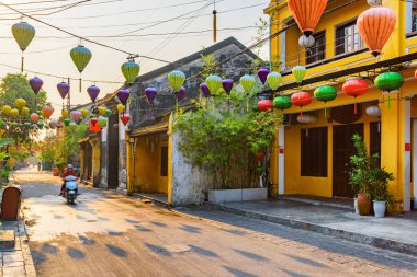 Hoi An Ancient Town, Vietnam 'da renkli ipek fenerlerle süslenmiş muhteşem bir cadde. Geleneksel sarı evler. Hoian Asya 'nın popüler bir turizm merkezidir..