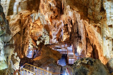 Vietnam 'daki Phong Nha-Ke Bang Ulusal Parkı' ndaki Tien Son Mağarası 'nın içindeki muhteşem yeraltı geçidi. Tien Son Mağarası Asya 'nın popüler bir turistik mekanıdır..
