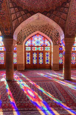 Güzel sabah güneşi, Nasir al-Mulk Camii 'nin ibadet salonunun zeminindeki renkli camlardan yansıyor. (Pembe Cami Camisi)).