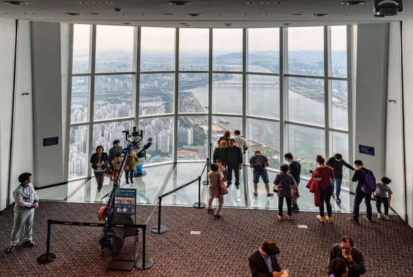 韩国首尔 2017年10月13日 游客在Lotte World Tower的首尔天空观景台透明玻璃地板上拍照的头像 从摩天大楼上看到的壮丽景色 — 图库照片