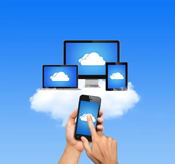 Bilgisayar ağa bağlı tüm aygıtlarda mavi gökyüzü bulut — Stok fotoğraf