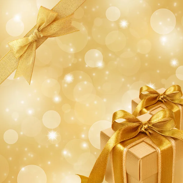 Scatola regalo in oro su sfondo astratto oro Natale — Foto Stock