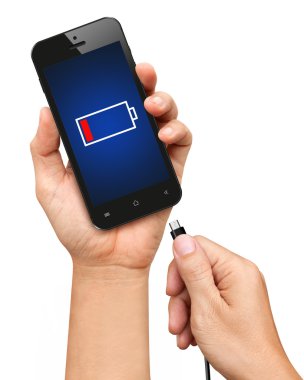 Holding smartphone el ve üzerinde beyaz ba izole şarj cihazını