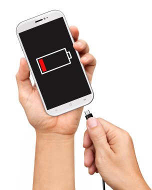 Holding smartphone el ve üzerinde beyaz ba izole şarj cihazını