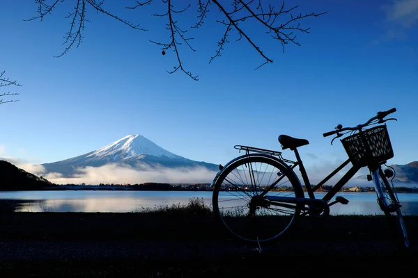 실루엣의 호수 가와구치 후지산에서 자전거, 일본 — 스톡 사진