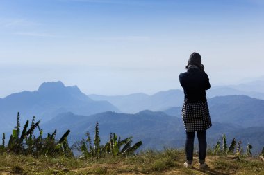 doğa fotoğrafçısı dağlarda fotoğraf çekmek